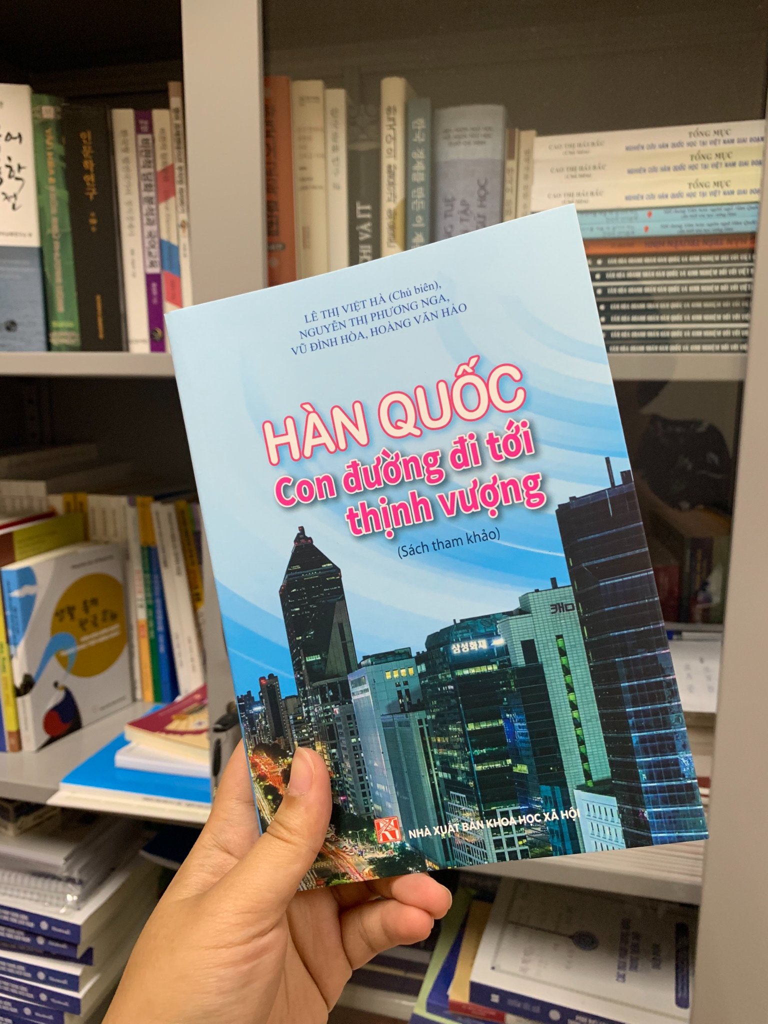 [Sách biên soạn] Hàn Quốc - Con đường đi tới thịnh vượng (Lê Thị Việt Hà, Nguyễn Thị Phương Nga, Vũ Đình Hòa, Hoàng Văn Hảo)